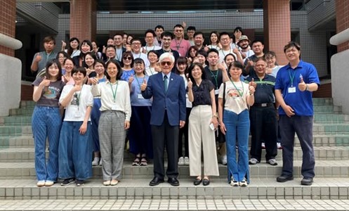 中央選舉委員會李進勇主委與選務幹部講習班學員合影。
