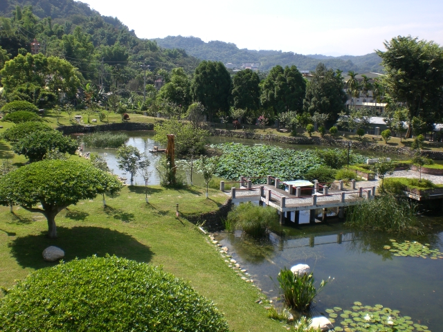 其他服務- 生態池位於園區東南側，提供學員休憩空間。